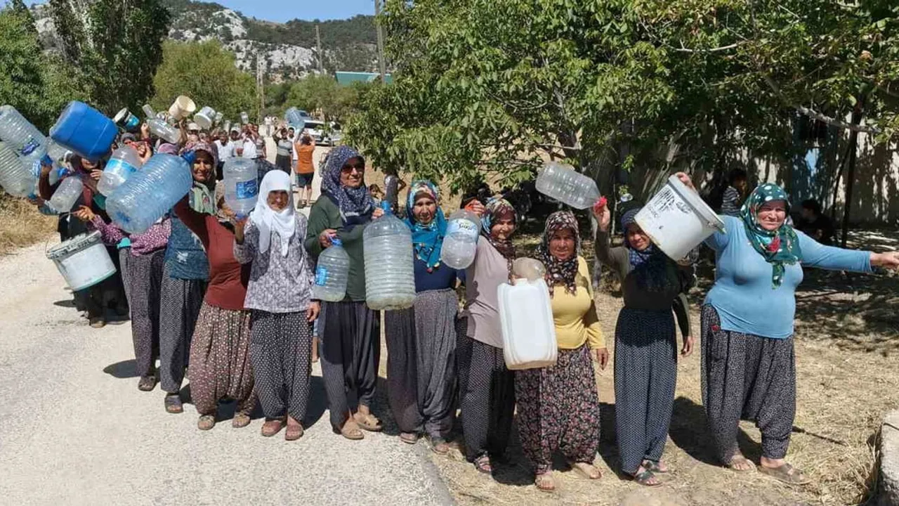 Mersin Silifke'de su sıkıntısı: Işıklı Mahallesi Kayabaşı'nda bidonlarla su taşıma