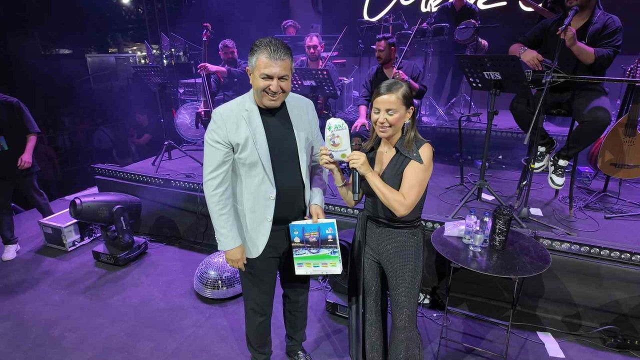 Merve Özbey Gediz tarhana festivalinde şarkıları ve cömertliğiyle gönülleri kazandı