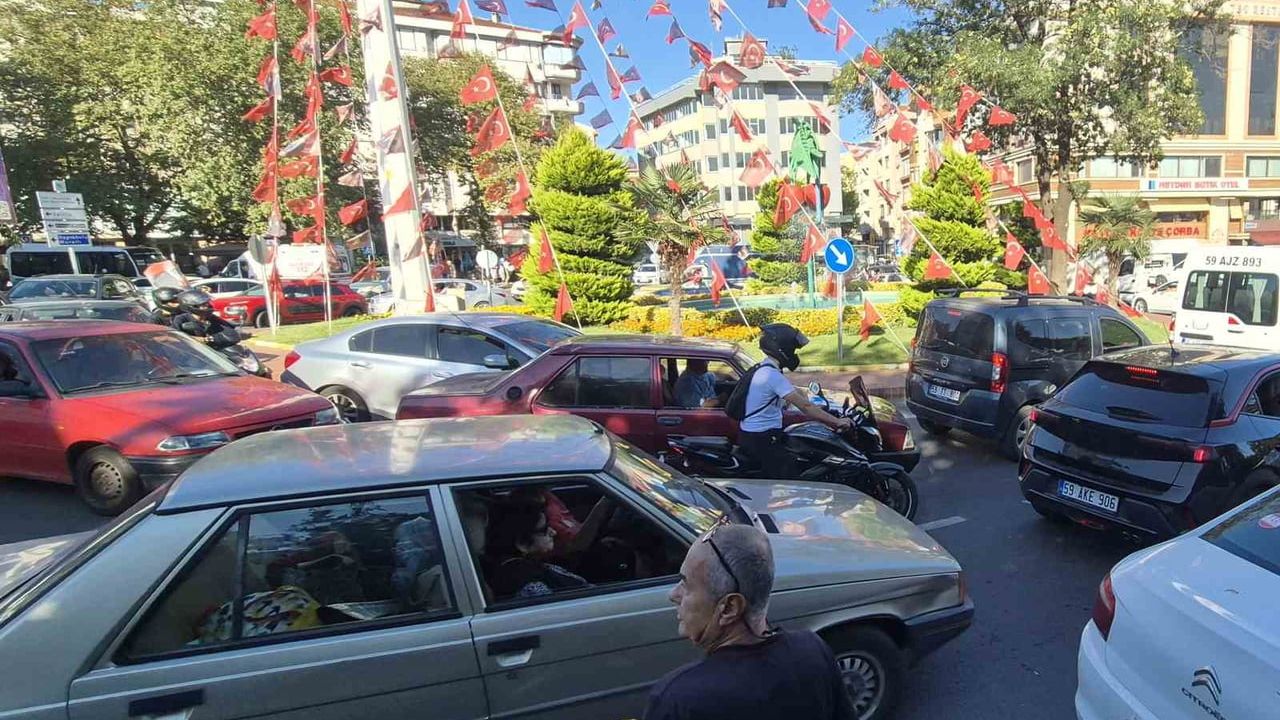 Mesai çıkışı Süleymanpaşa'da hayatı yavaşlatıyor: Hükümet Caddesi trafiğin göbeği