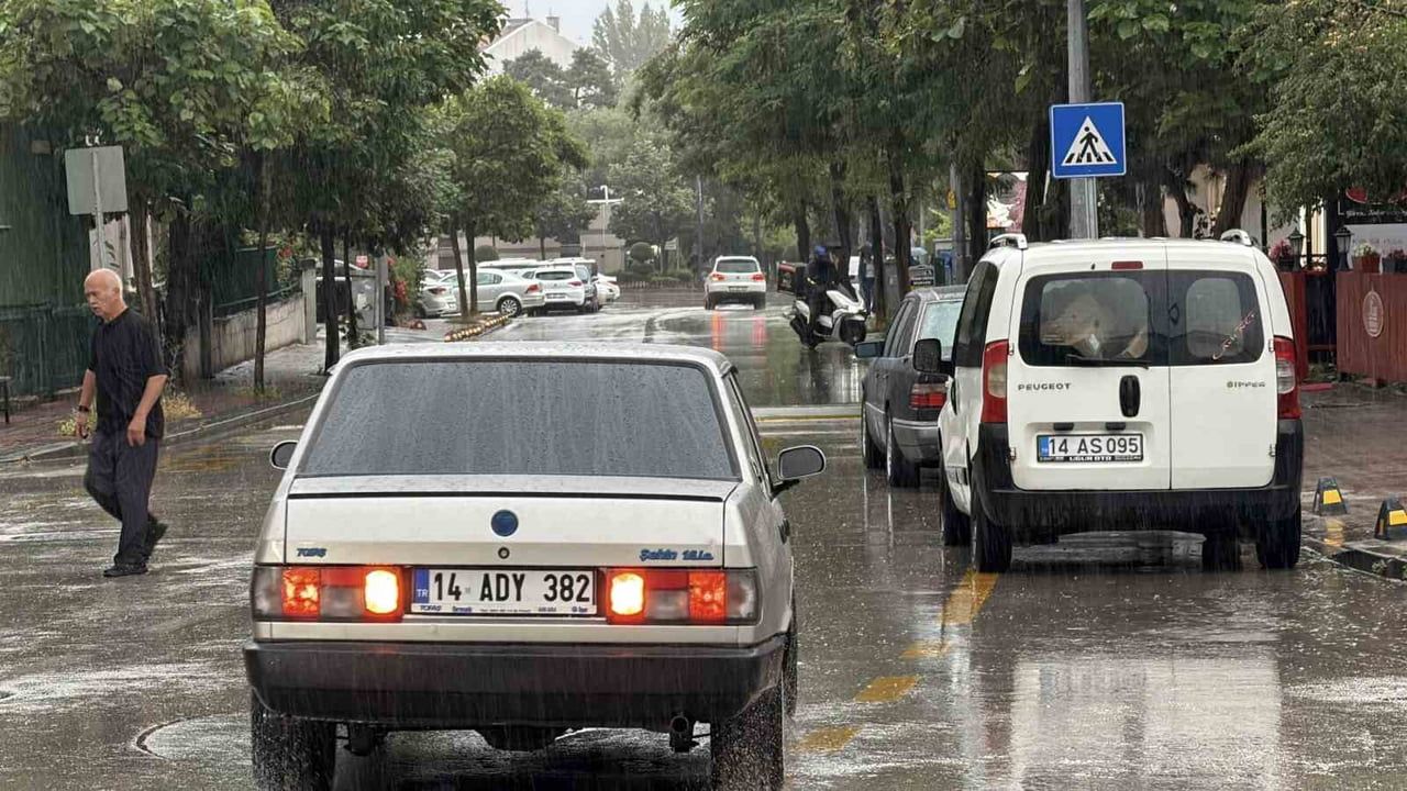 Meteorolojinin uyarısının ardından bolu sokakları suyla mücadele ediyor