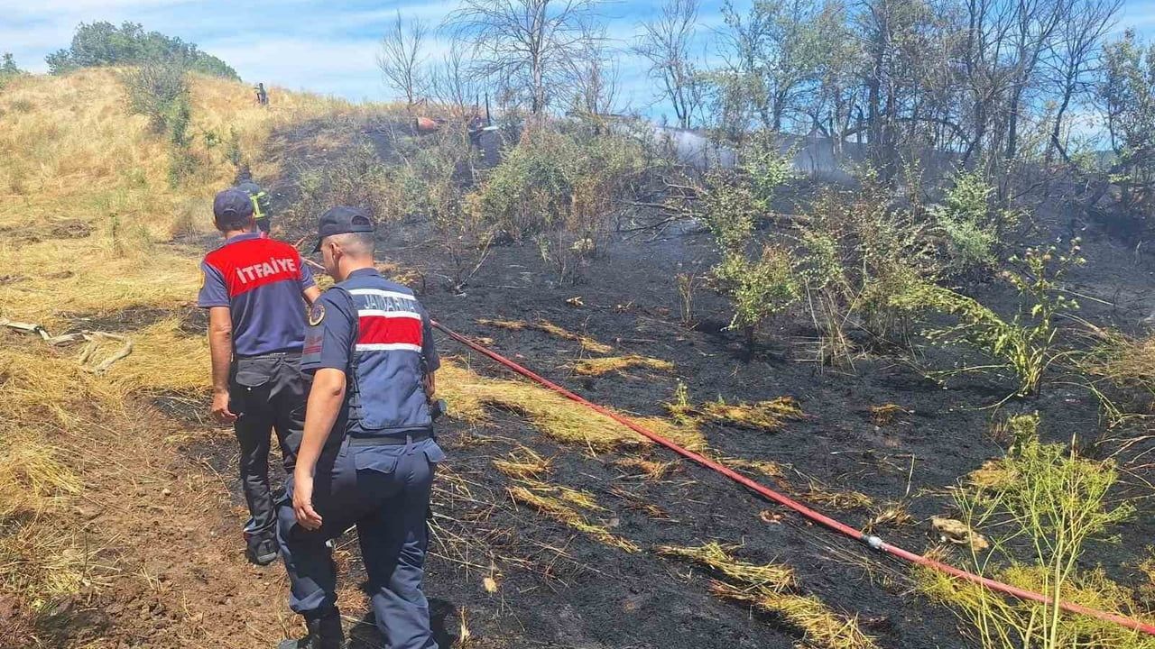 Mezarlık altındaki ot yangını kontrol altına alındı