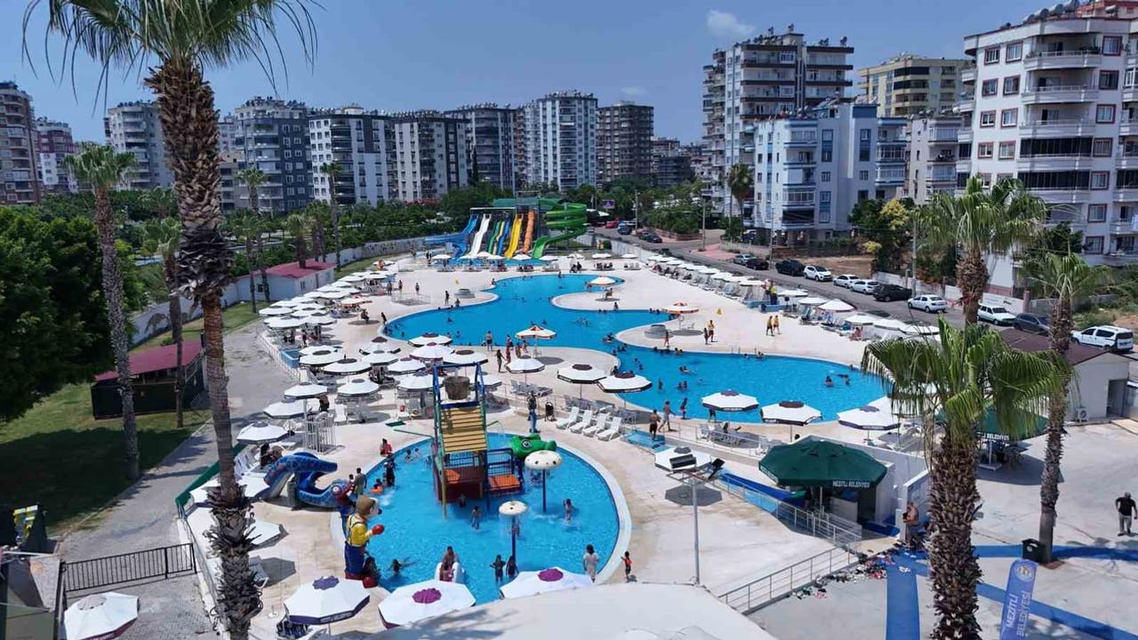 Mezitli belediyesi su parkı yaz sezonuna açıldı