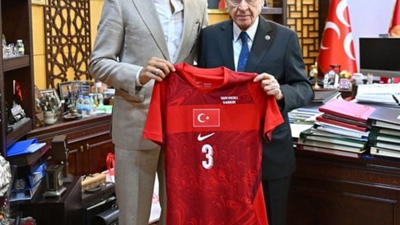 MHP lideri Bahçeli, milli futbolcu Merih Demiral'ı kabul etti