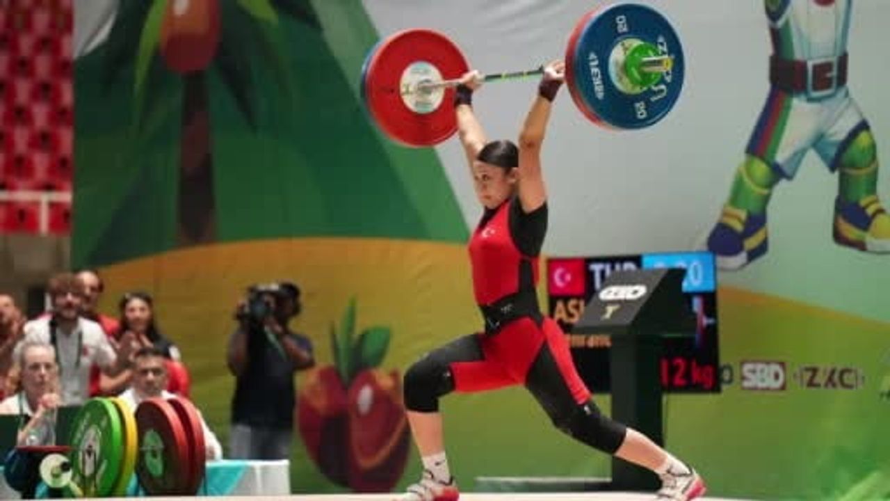 Milli halterci Zehranur Aslan, yıldızlar dünya şampiyonu oldu