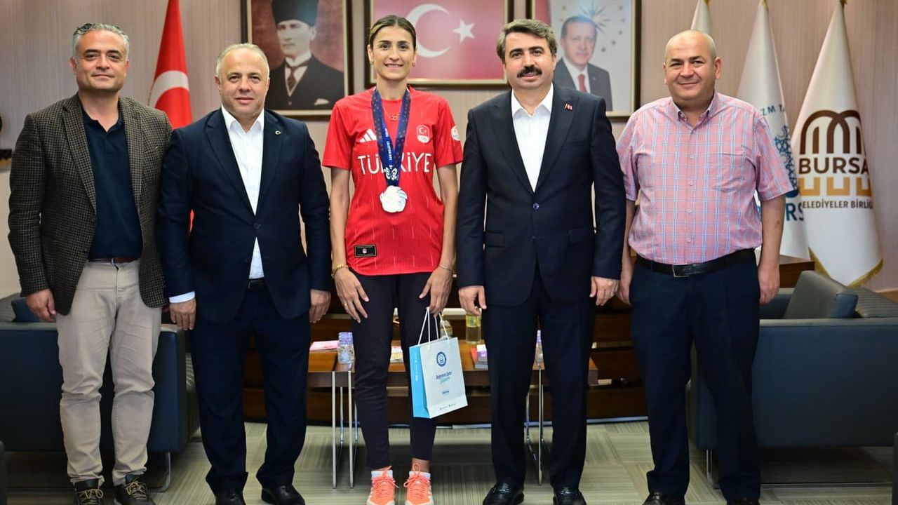 Milli tekvandocu Hatice Kübra İlgün madalya sevincini Yıldırım belediye başkanı Oktay Yılmaz'la paylaştı