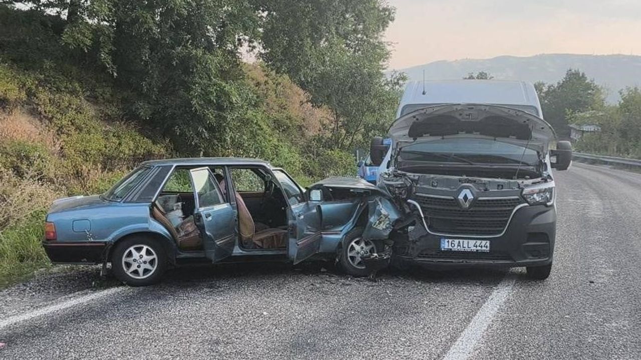 Minibüs ile otomobil çarpıştı: İnegöl'de 2 kişi yaralandı