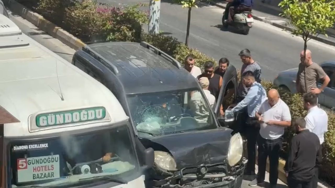 Minibüse arkadan çarpan araç kaza anı güvenlik kamerasında
