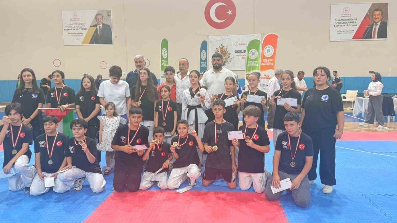 Minik tekvandocuların zaferi: Doğuş Spor 18 madalyayla kürsünün zirvesinde