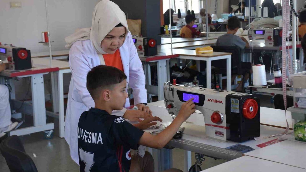 Minik terziler Şahinbey’de kendi kalem cüzdanlarını dikti