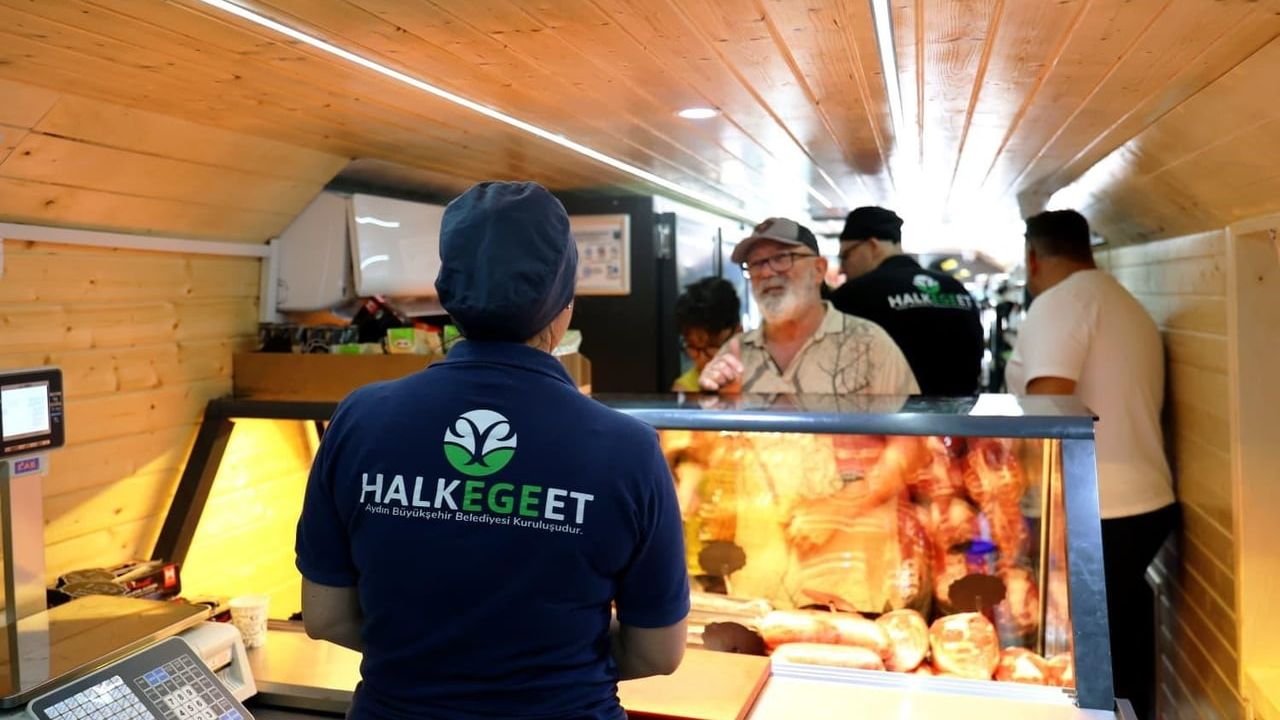 Mobil Halk Ege Et Akbük'te vatandaşlardan yoğun ilgi gördü