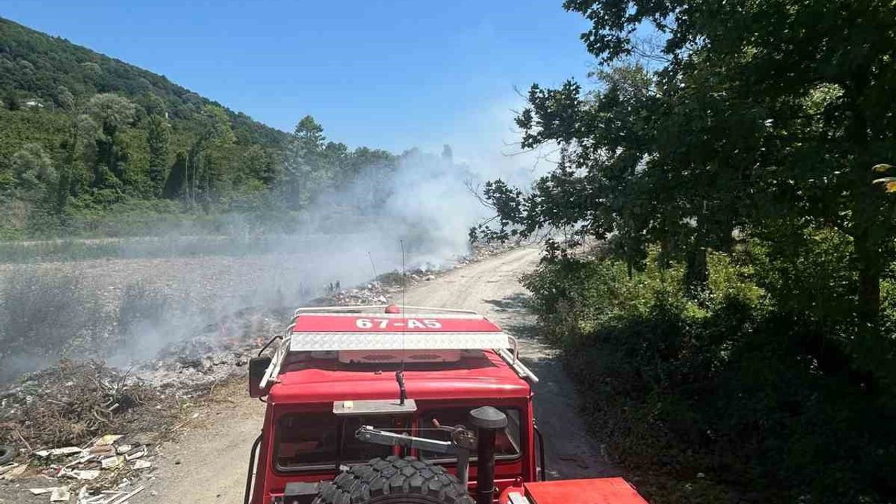 Mollabey yolunda atıkların tutuşması bölgeyi alarma geçirdi