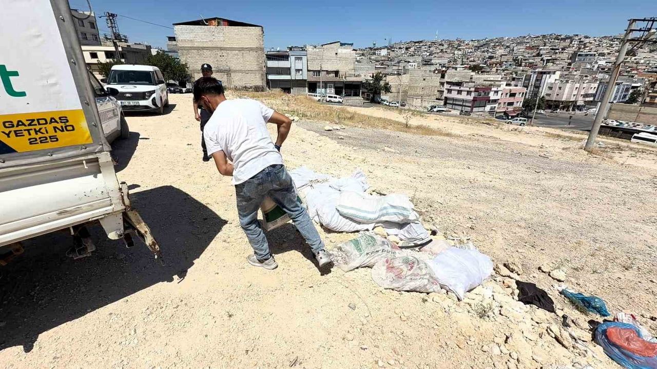 Molozu fotoğraflayan mahalleli zabıtayı harekete geçirdi