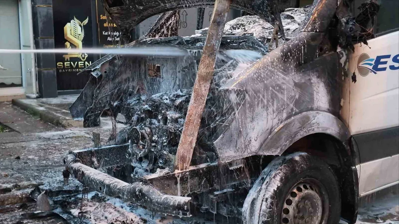 Motor bölümündeki yangın park halindeki minibüsü hasara uğrattı