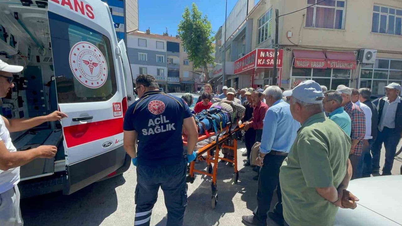 Motosiklet kazasında sedyeye alınırken 'yat lan yat' diyen vatandaş çevreyi güldürdü