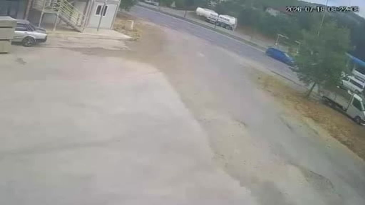 Motosikletin otomobile çarpma anı kamerada