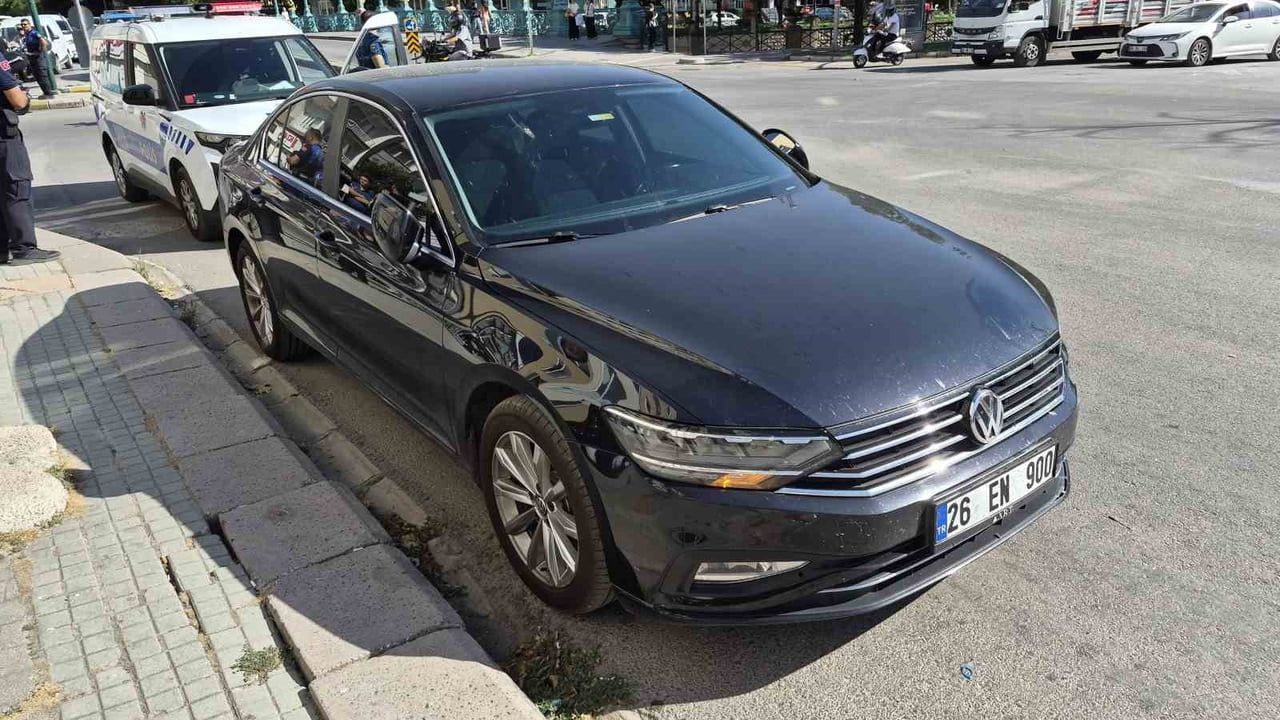Motosikletli trafik zabıtası otomobille çarpıştı, yaralandı