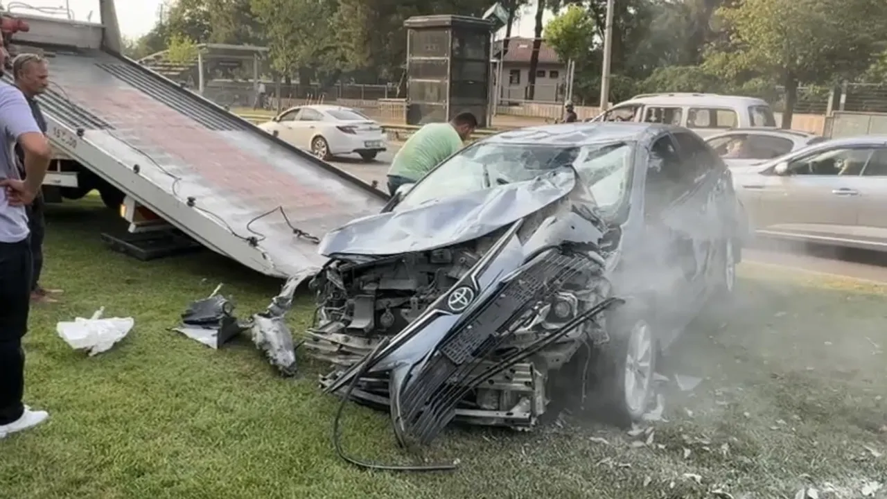 Mudanya Bulvarı'nda üç aracın karıştığı kazada bir araç takla attı