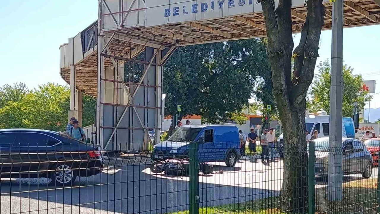 Mudanya üst geçidinde çarpışma: motosiklet sürücüsü hastaneye kaldırıldı