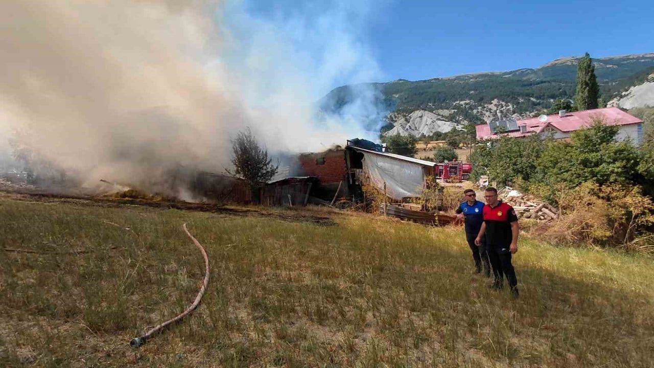 Mudurnu'da ahır ve samanlıkta yangın: 2 yapı ağır hasar aldı