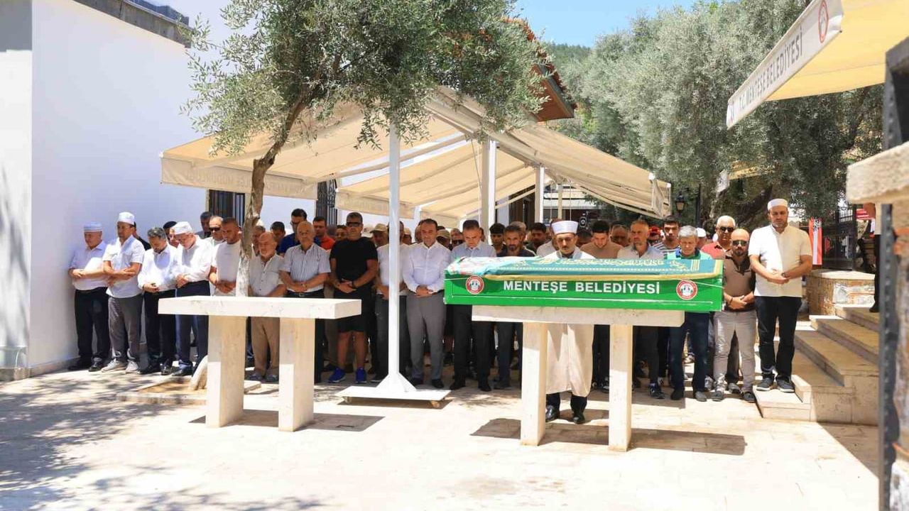 Muğla'da yaşamını yitiren kadının tabutunu kadınlar taşıdı
