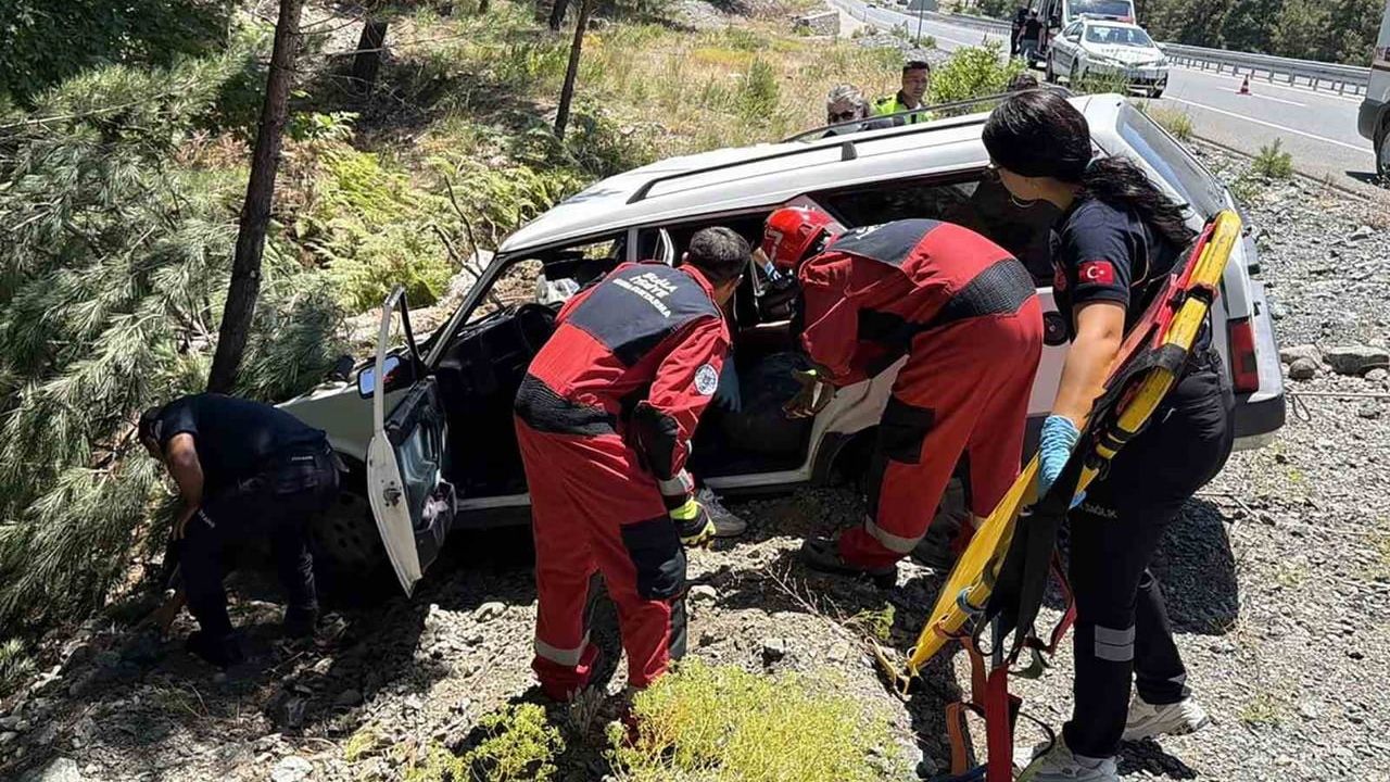 Muğla-Denizli karayolunda tek taraflı kaza: 2 yaralı