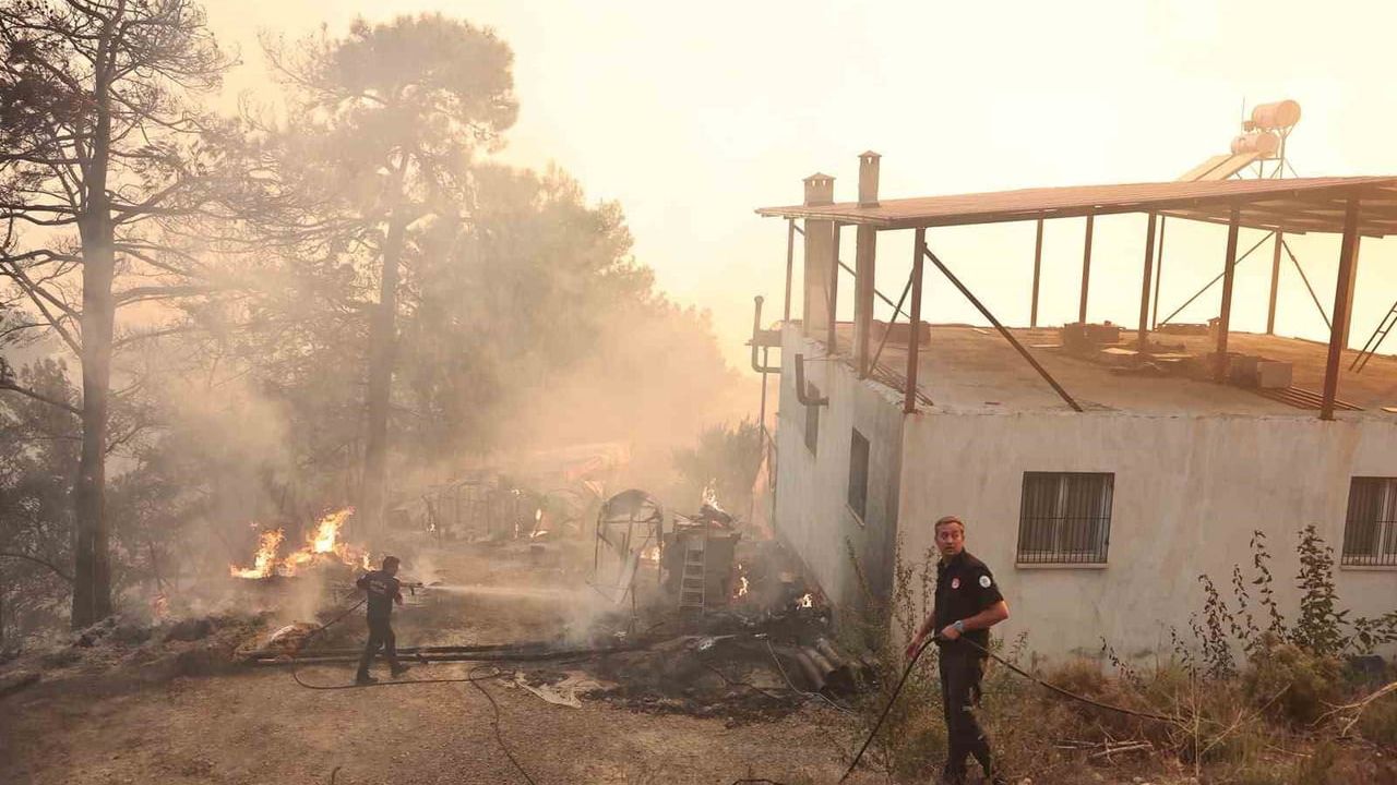Muğla ekipleri Seydikemer ve Fethiye’de alevlere karşı seferber