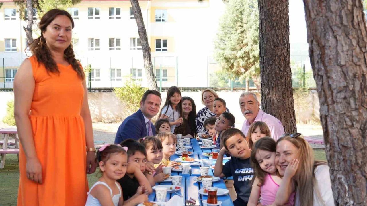 Muğla il millî eğitim müdürü Emre Çay minik öğrencilerle buluştu