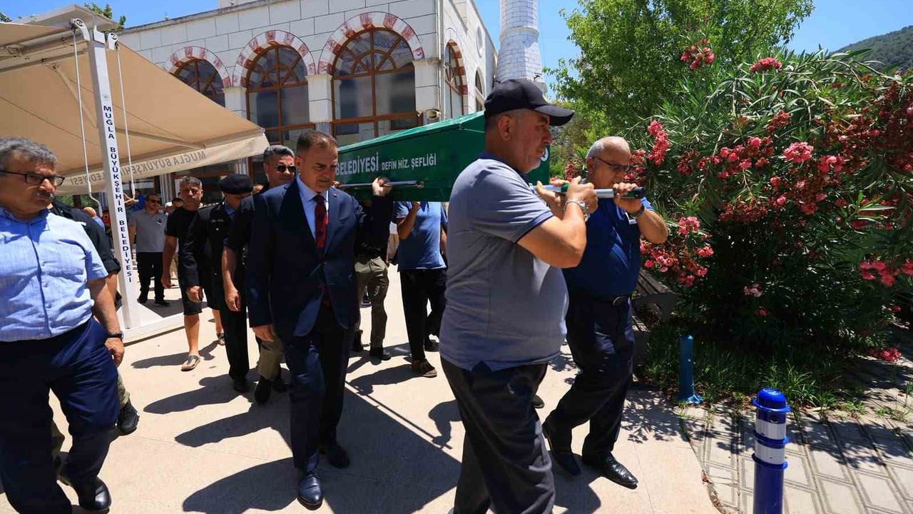 Muğla valisi Akbıyık, şehit babasını son yolculuğuna uğurladı