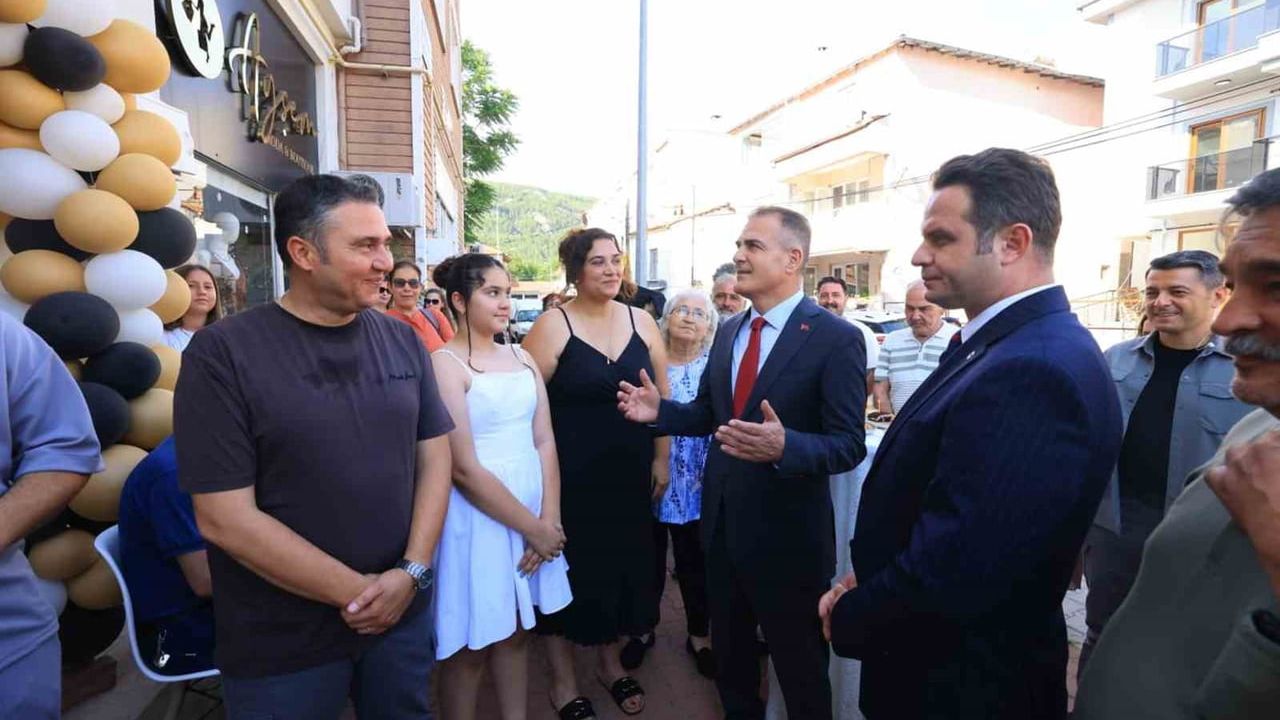 Muğla valisi Akbıyık Ula'da Ata Kitap Kafe'nin açılışına katıldı