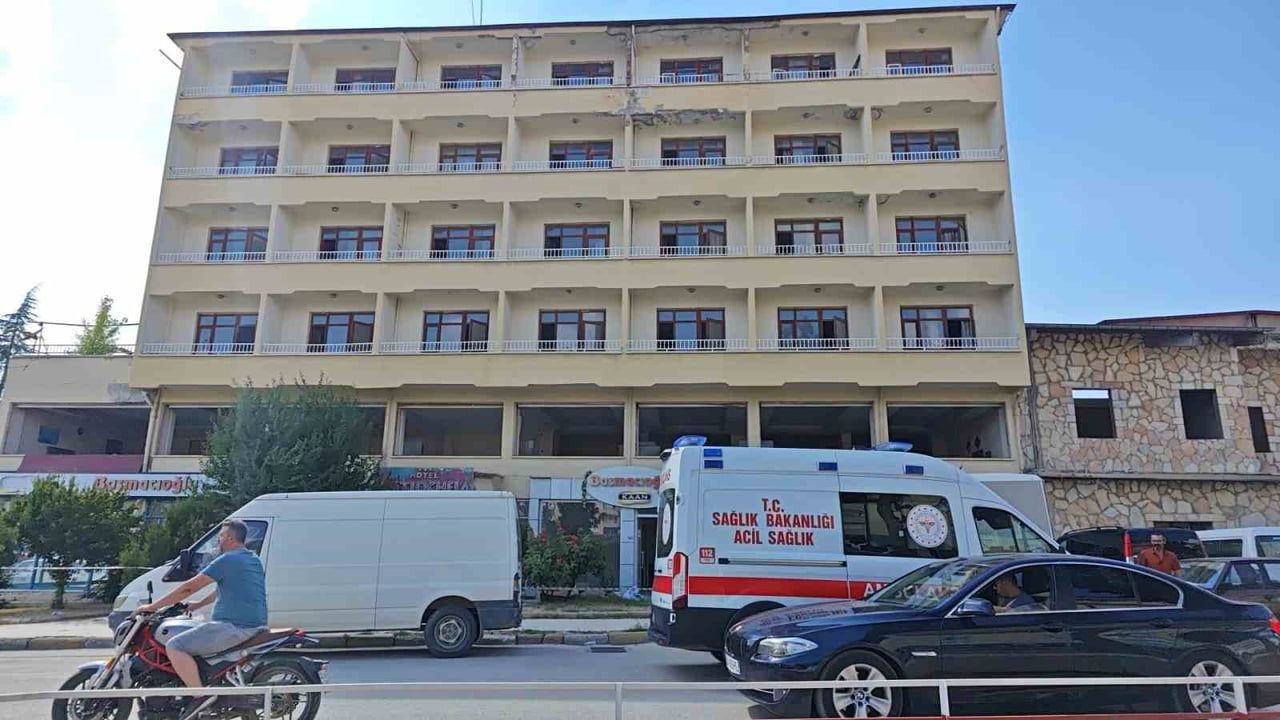 Mühürlü otelde hurda sökümü yapan işçi yüksekten düşerek yaralandı