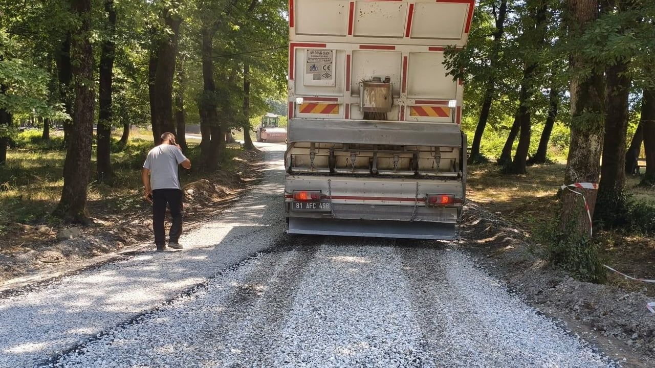 Muncurlu'da kırsal ulaşım soğuk asfaltla tazelendi
