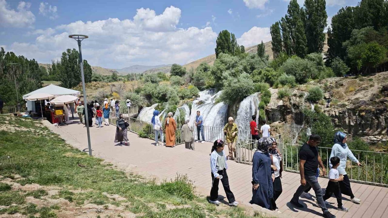 Muradiye şelalesi'nde debi yükseldi, ziyaretçi yoğunluğu arttı