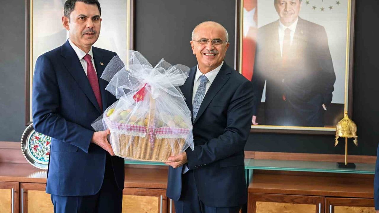 Murat Kurum gençlerle aynı masada: Malatya'da kütüphane üniversiteye hazırlıyor