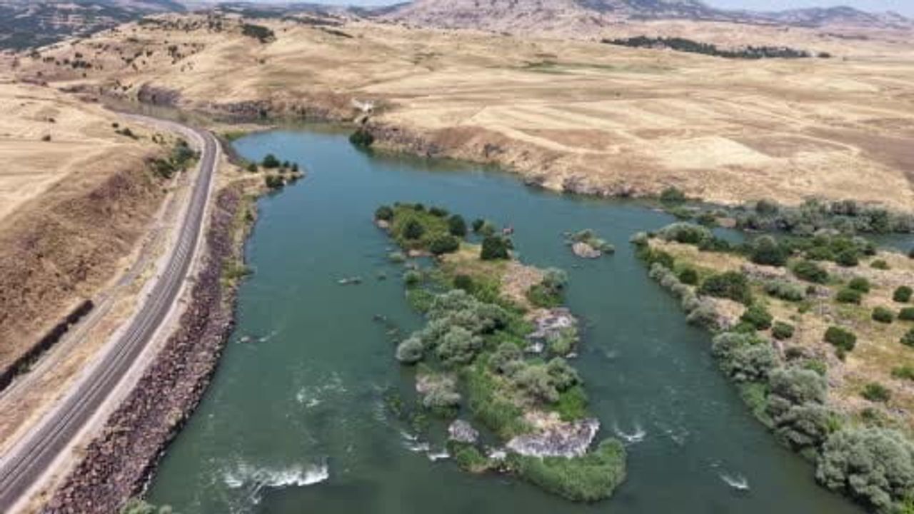 Murat Nehri’nde kaybolan Berat için arama çalışmaları 5’inci günde