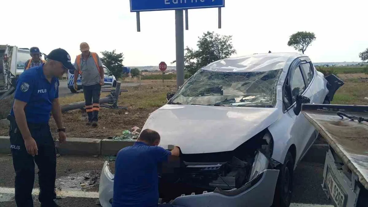 Muratlı çevreyolunda kontrolden çıkan otomobil bariyere çarptı: 2 yaralı