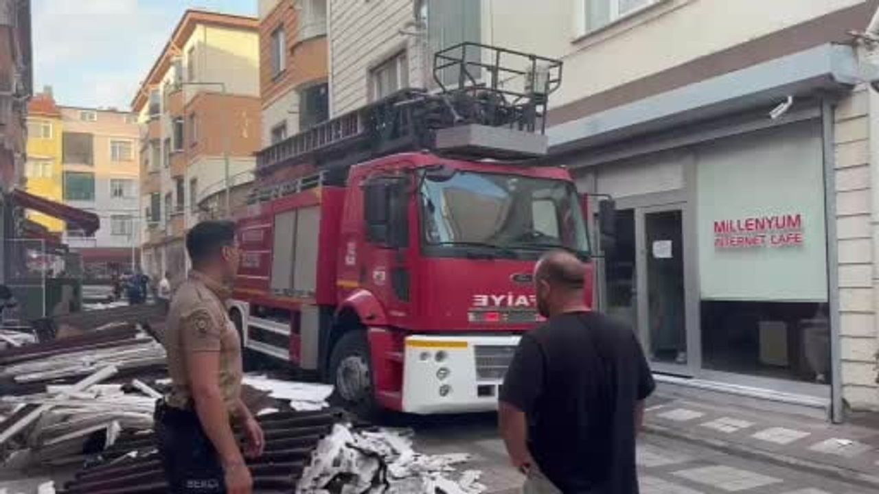 Muratlı'da çatı katındaki tadilat sırasında yangın paniği