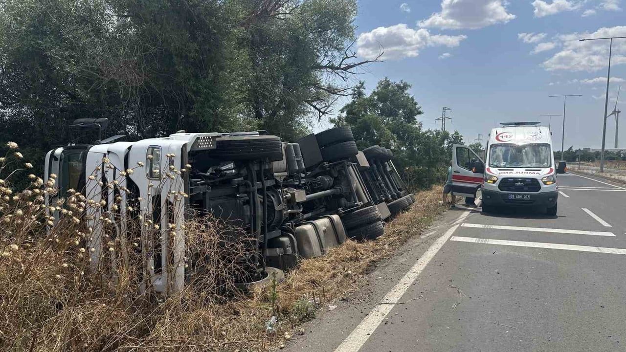 Muratlı'da tır devrildi, sürücü tedaviyi reddetti