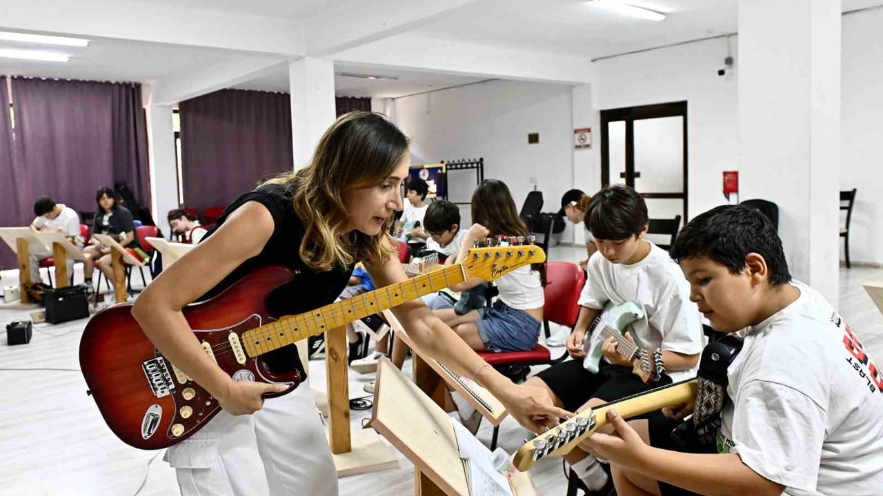 Muratpaşa’da gitarın dört branşına çocuk ve gençlerden ilgi