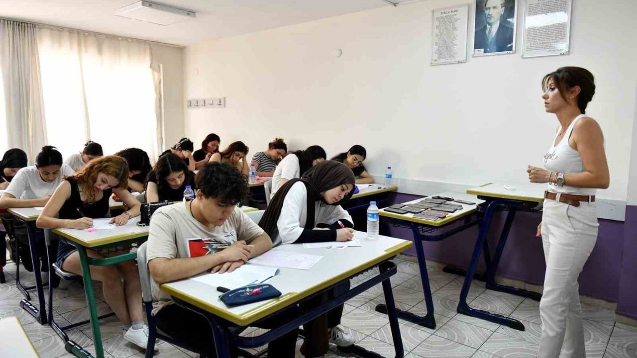 Muratpaşa merkezinden YKS'de yüzde 96 başarı, birçok öğrenci dört yıllık programa hak kazandı