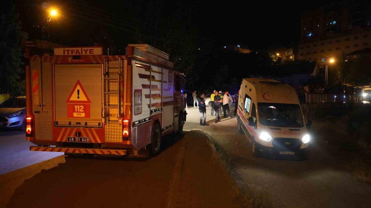 Muş'ta Çarçay köprüsünden dere yatağına düşen araçta iki kişi yaralandı