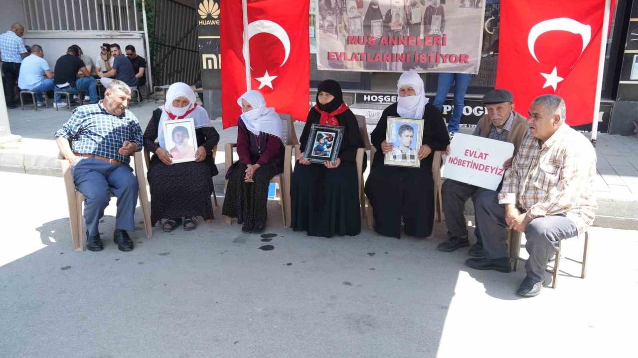Muş'ta evlat nöbeti sürüyor