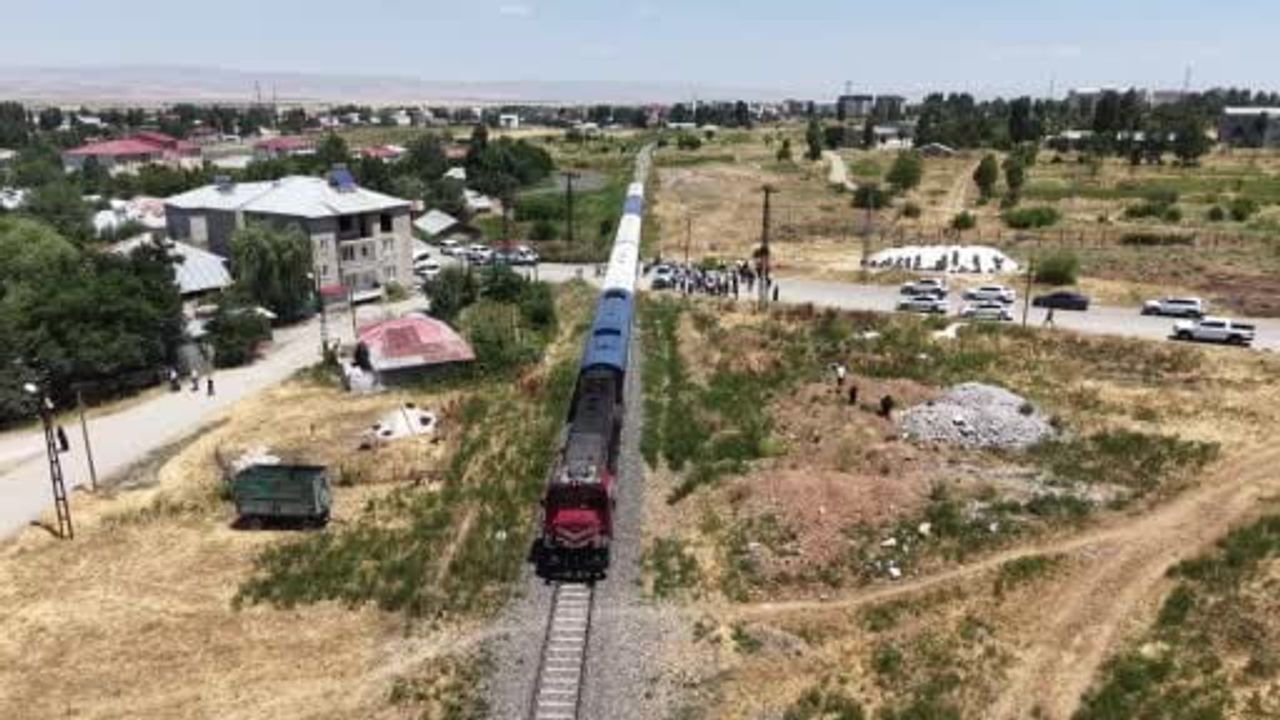 Muş’ta hemzemin geçitte trenin çarptığı otomobilde 3 yaralı