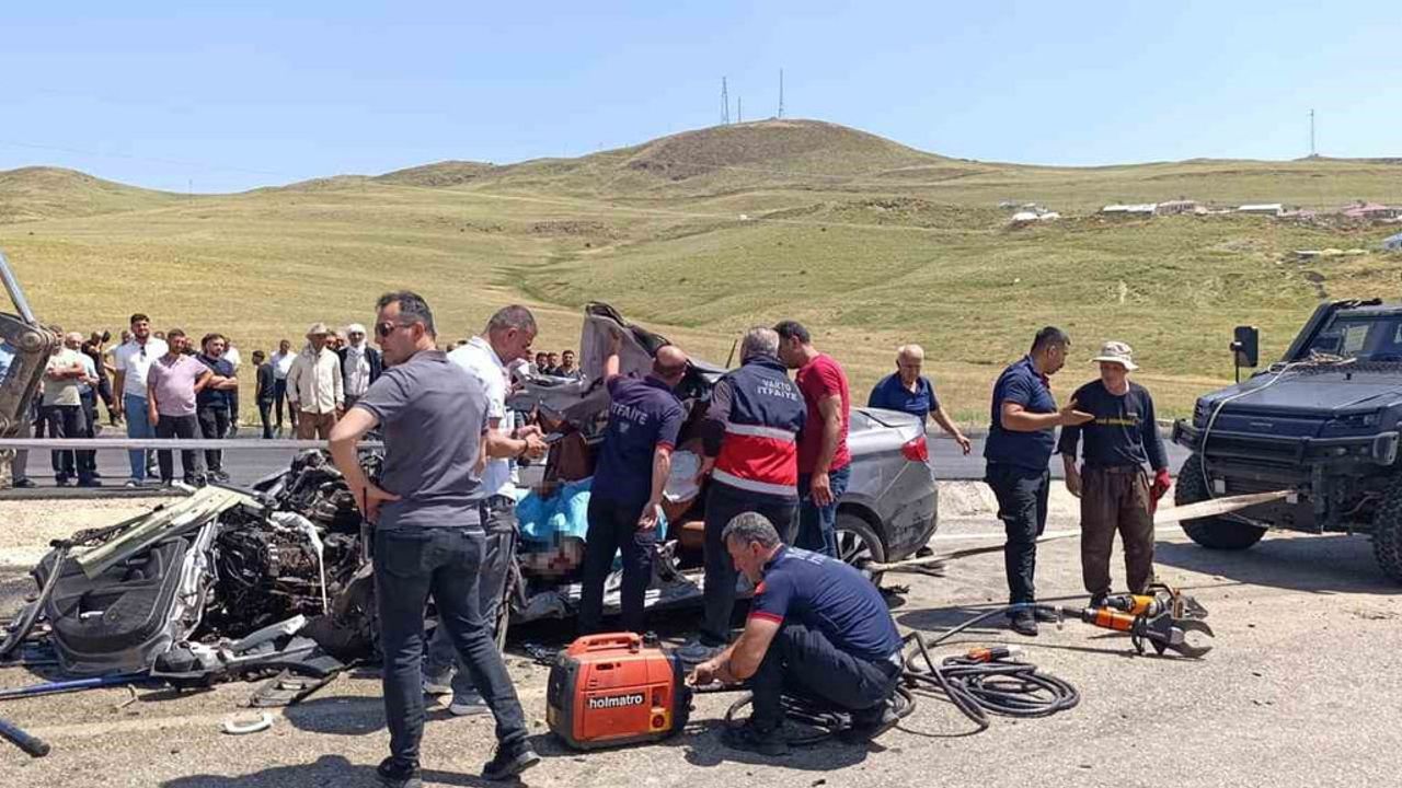 Muş'ta kamyon ve otomobil çarpıştı: 2 ölü, 1 yaralı