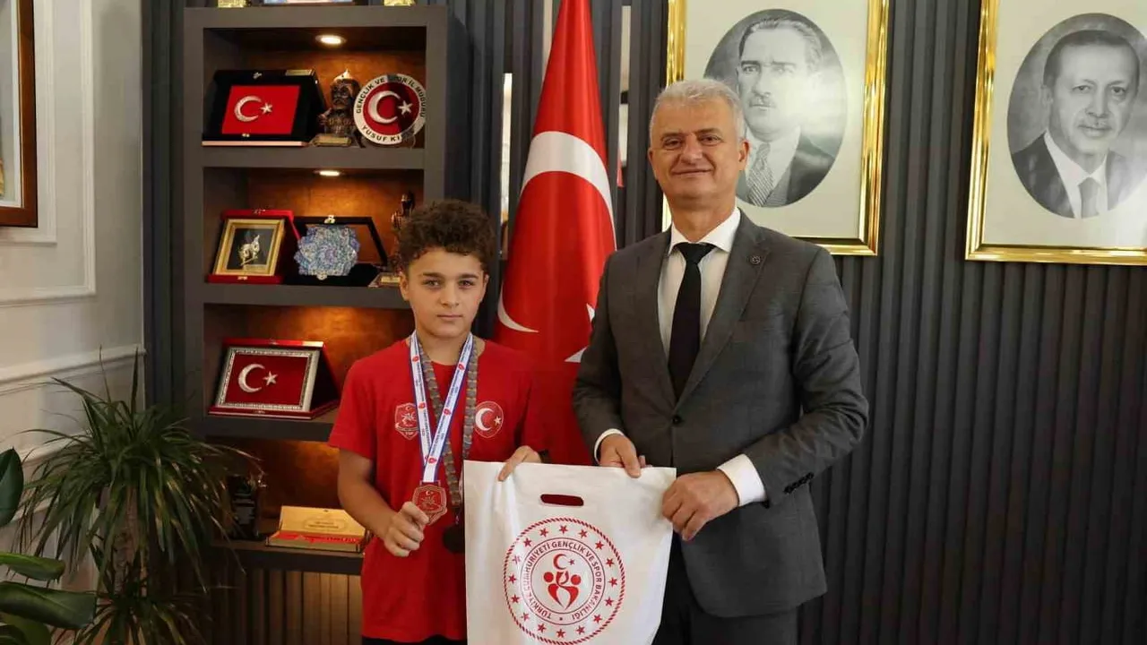 Muş'ta minikler grekoromende kürsüye çıktı, sporcular ödüllerini aldı