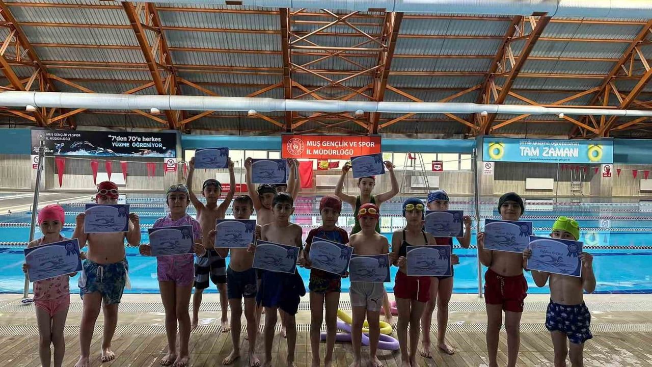 Muş’ta "Yüzme Bilmeyen Kalmasın" projesinde minik sporculara katılım belgesi
