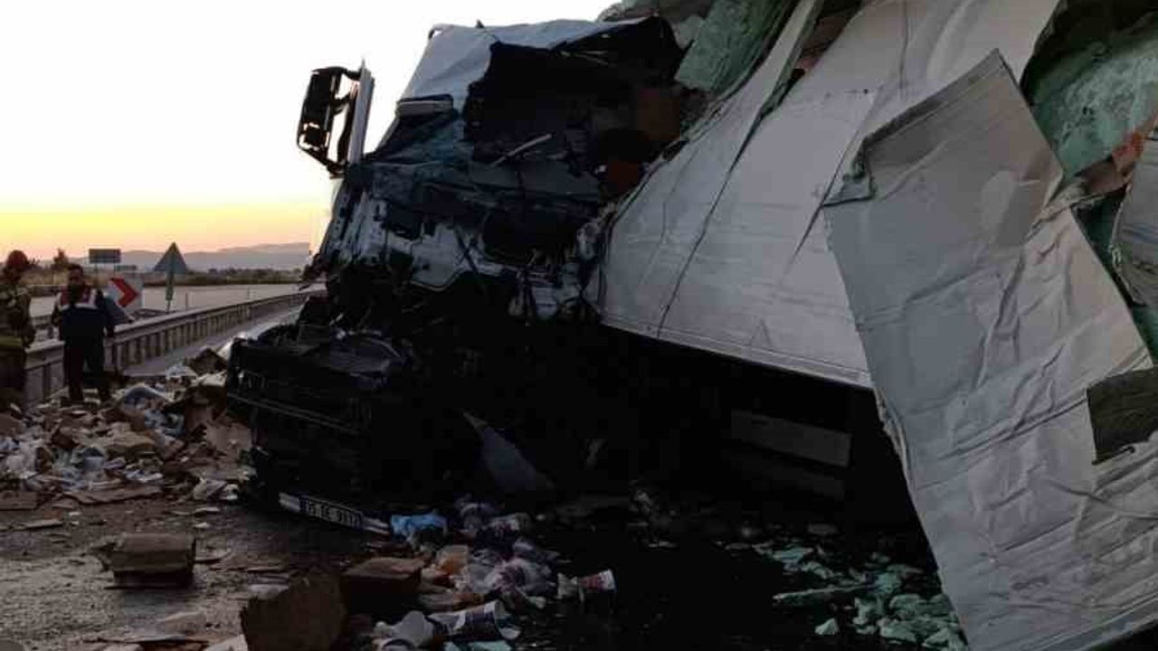 Mustafakemalpaşa'da köprü bariyerine çarpan tavuk yüklü kamyonun sürücüsü yaşamını yitirdi