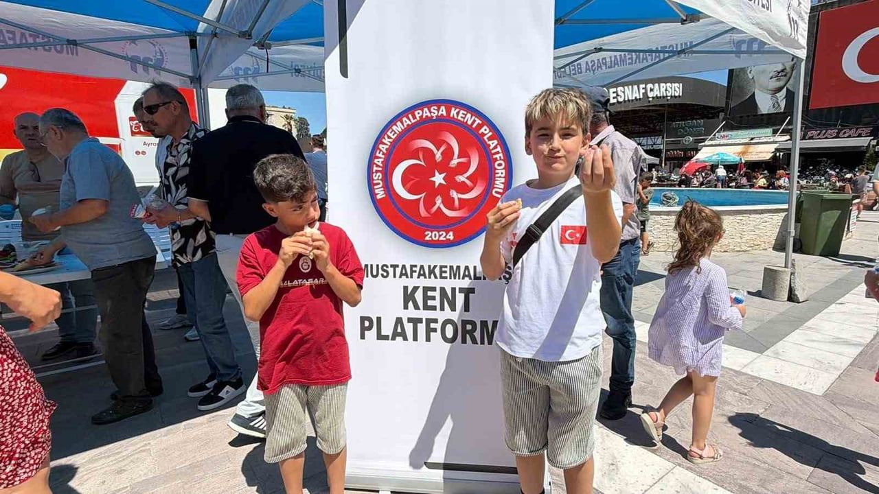 Mustafakemalpaşa'da nostalji rüzgârı: salçalı ekmek yeniden meydanda