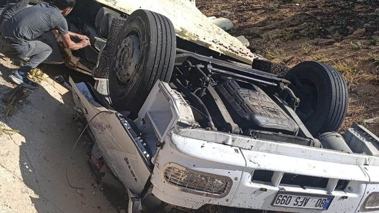 Mut ilçesinde sebze yüklü kamyon devrildi, sürücü kurtarıldı
