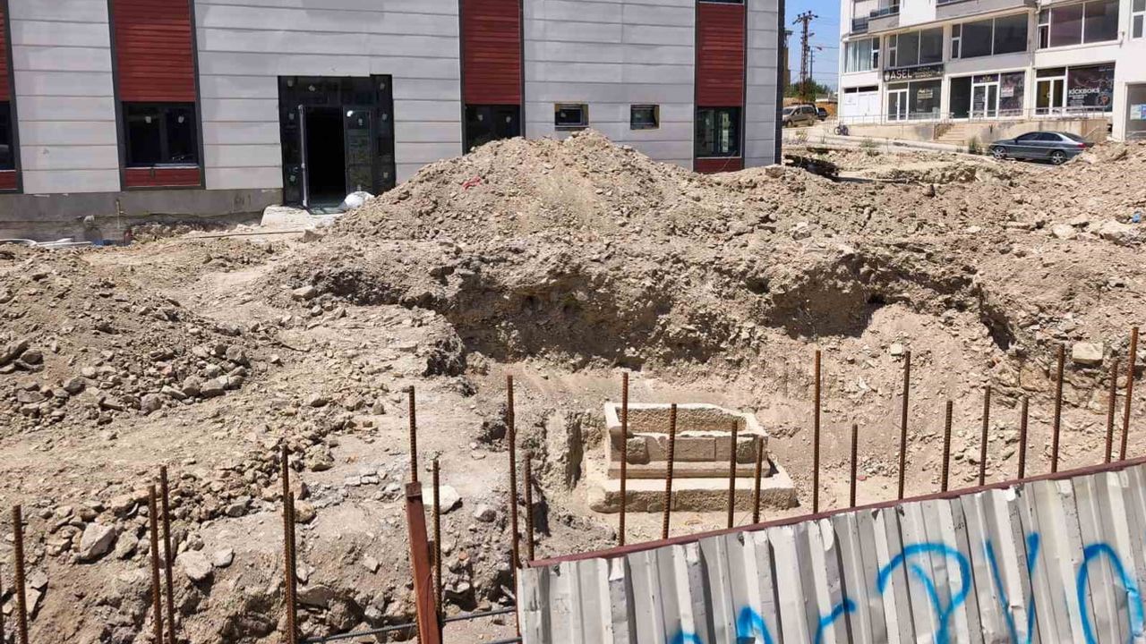 Mut'ta inşaat kazısında lahit bulunması çalışmaları durdurdu