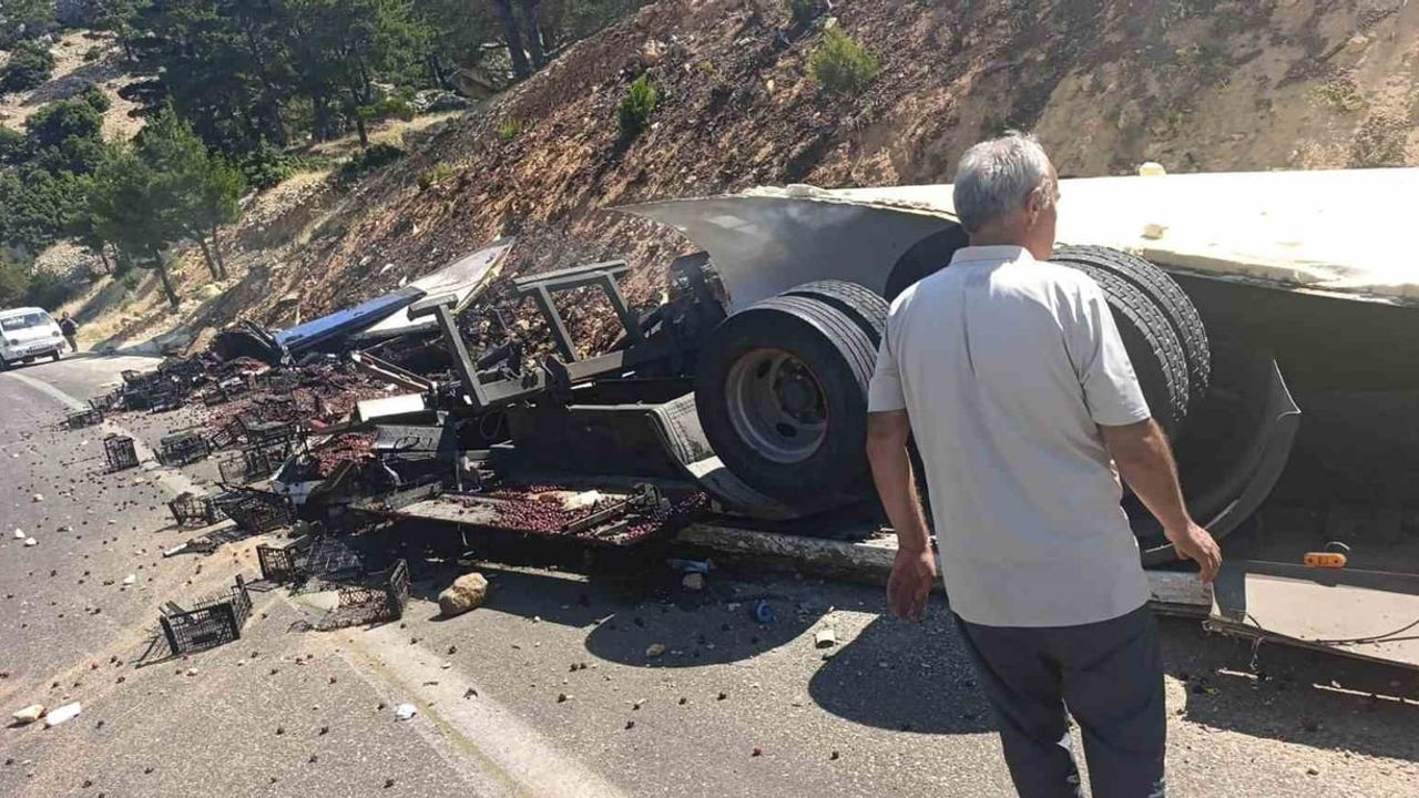 Mut'ta sebze yüklü kamyonun devrilmesi sonucu nişanına günler kala genç hayatını kaybetti